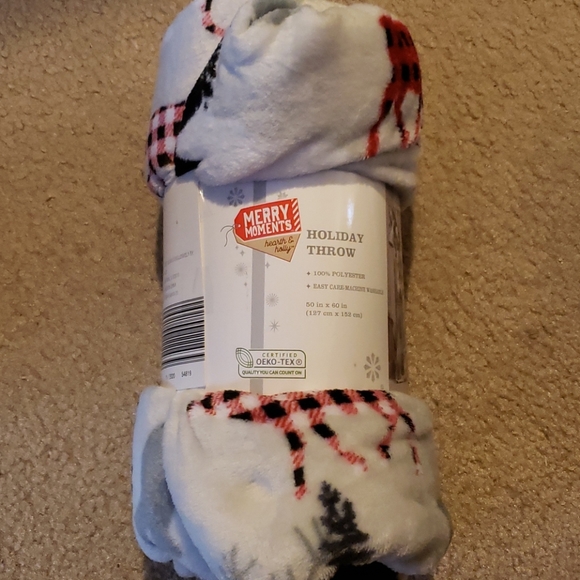 Merry Moments Holiday Throw - Picture 1 of 3